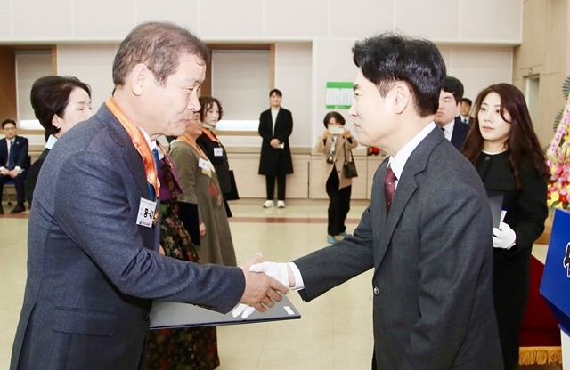 김대중 전남교육감이 퇴직교원에 훈포장을 전수한 뒤, 악수를 하고 있다.