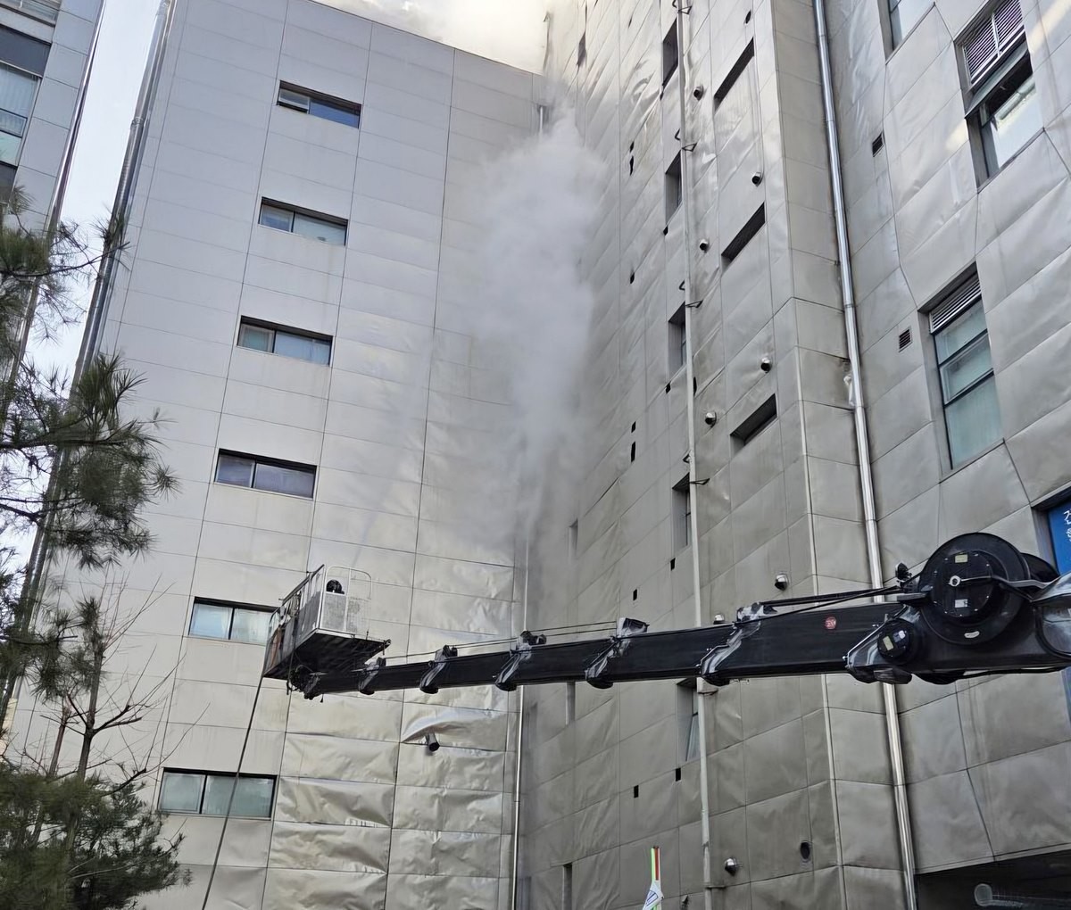 28일 분당 백현동 건물 화재 현장 모습. 28일 오전 8시 49분쯤 경기 성남시 분당구 백현동에 있는 7층짜리 건물에서 불이 났다. 소방 당국은 다수 인명피해 우려에 따라 이날 오전 8시 57분쯤 '대응 1단계'를 발령해 화재 진화와 동시에 인명 검색도 진행 중인 것으로 전해졌다. 이날 화재가 발생한 지하 3층, 지상 7층 규모의 해당 건물에는 의원과 소매점, 사무실 등이 있는 것으로 파악됐다. / 경기소방재난본부 제공-연합뉴스