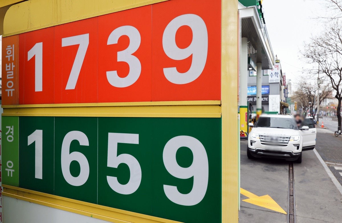 서울의 한 주유소에 휘발유와 경유 가격이 표시돼 있다. 기사 이해를 돕기 위한 자료 사진 / 뉴스1