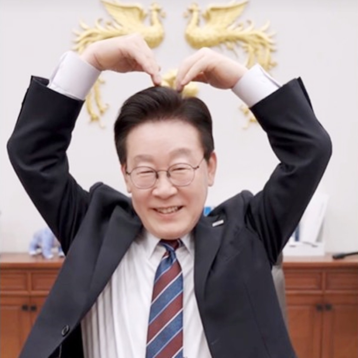 이재명 대통령이 틱톡에 올린 영상 캡처.     이재명 대통령이 SNS 플랫폼 '틱톡'에 28일 가입했다. 틱톡은 중국 바이트댄스가 운영하는 SNS 플랫폼이다.     이 대통령은 틱톡 영상에서 '안녕하세요 틱톡, 이재명입니다'라며 '팔로우, 좋아요, 댓글까지 아시죠? 잘 부탁드립니다'라고 말했다.    / 이재명 대통령 틱톡