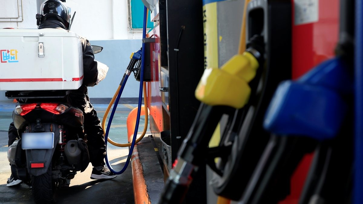 서울 시내의 한 주유소에서 바이크 운전자가 주유를 하고 있다. / 뉴스1