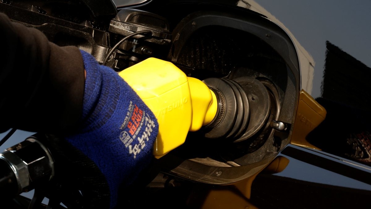 서울 시내의 한 주유소에서 관계자가 주유를 하고 있다. / 뉴스1