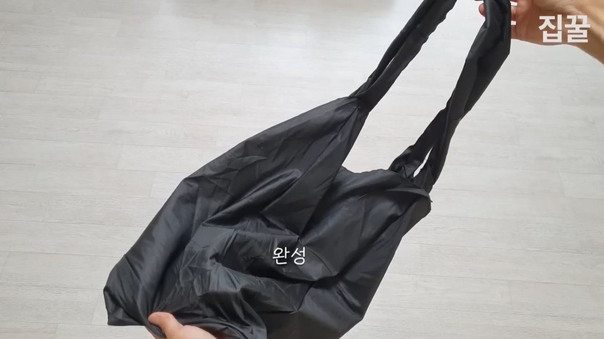 우산에 쓰인 방수천으로 장바구니를 만든 모습. / 유튜브 '집구석구석꿀팁, 집꿀'