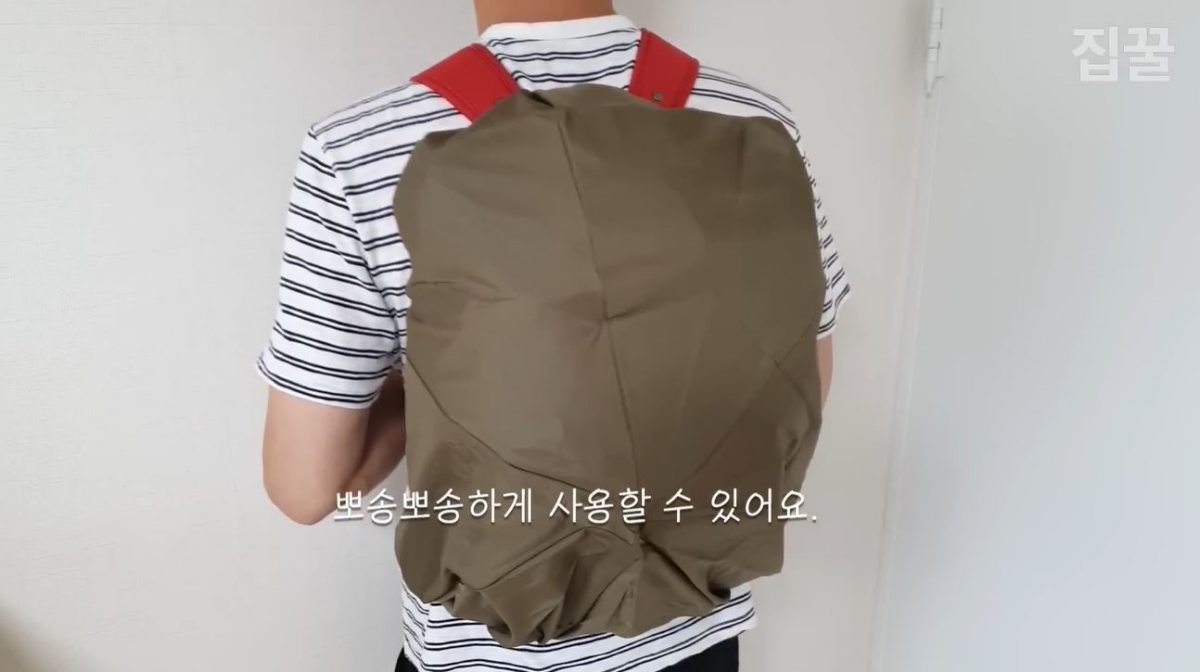 우산에 쓰인 방수천을 가방 덮개로 만든 모습. / 유튜브 '집구석구석꿀팁, 집꿀'
