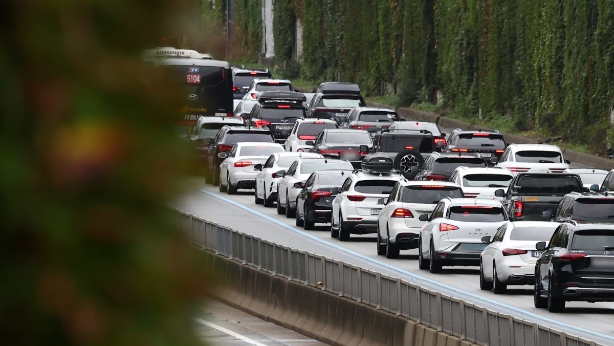 고속도로에 차량이 서행하고 있는 모습의 자료사진. (기사 속 내용과 직접적인 연관은 없음을 밝힙니다.). / 뉴스1