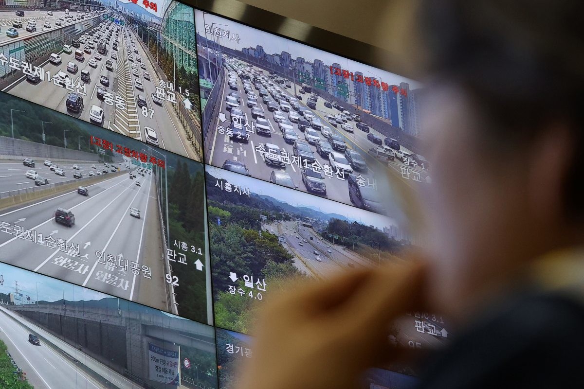 한국도로공사 교통센터 상황실에서 센터 관계자들이 교통 상황을 주시하는 모습의 자료사진. (기사 속 내용과 직접적인 연관은 없음을 밝힙니다.) / 뉴스1