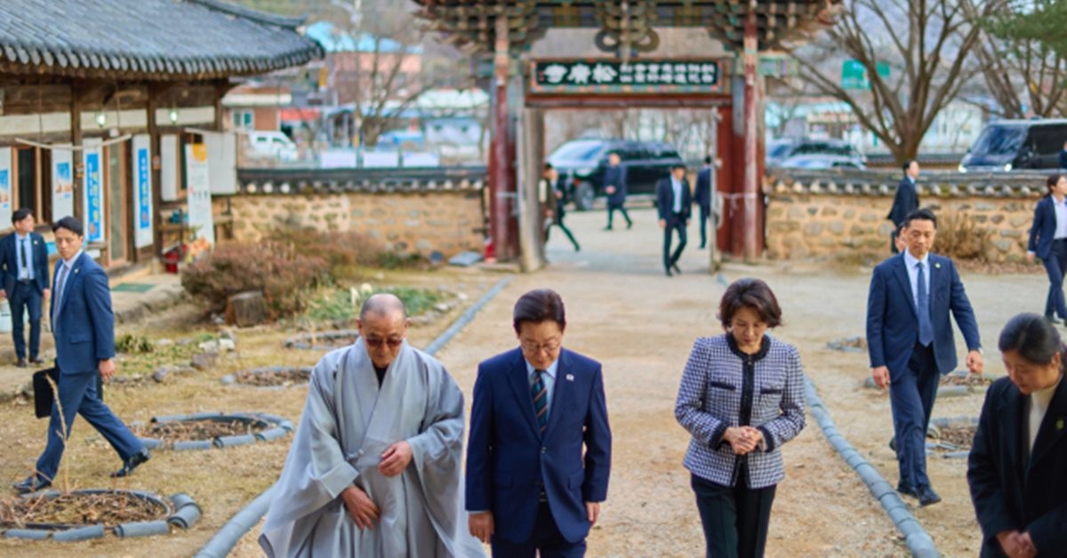 28일 이재명 대통령이 김혜경 여사가 지난 27일 전북 완주 송광사를 찾은 사진을 공개했다. / 이재명 대통령 SNS