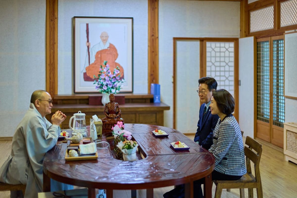 28일 이재명 대통령이 김혜경 여사가 지난 27일 전북 완주 송광사를 찾은 사진을 공개했다. / 이재명 대통령 SNS