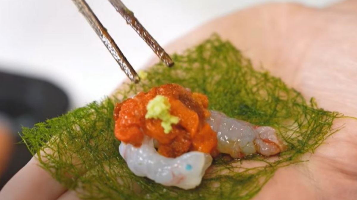 딱새우에 감태와 성게를 올려 먹는 모습. / 유튜브 '입질의추억TV jiminTV'