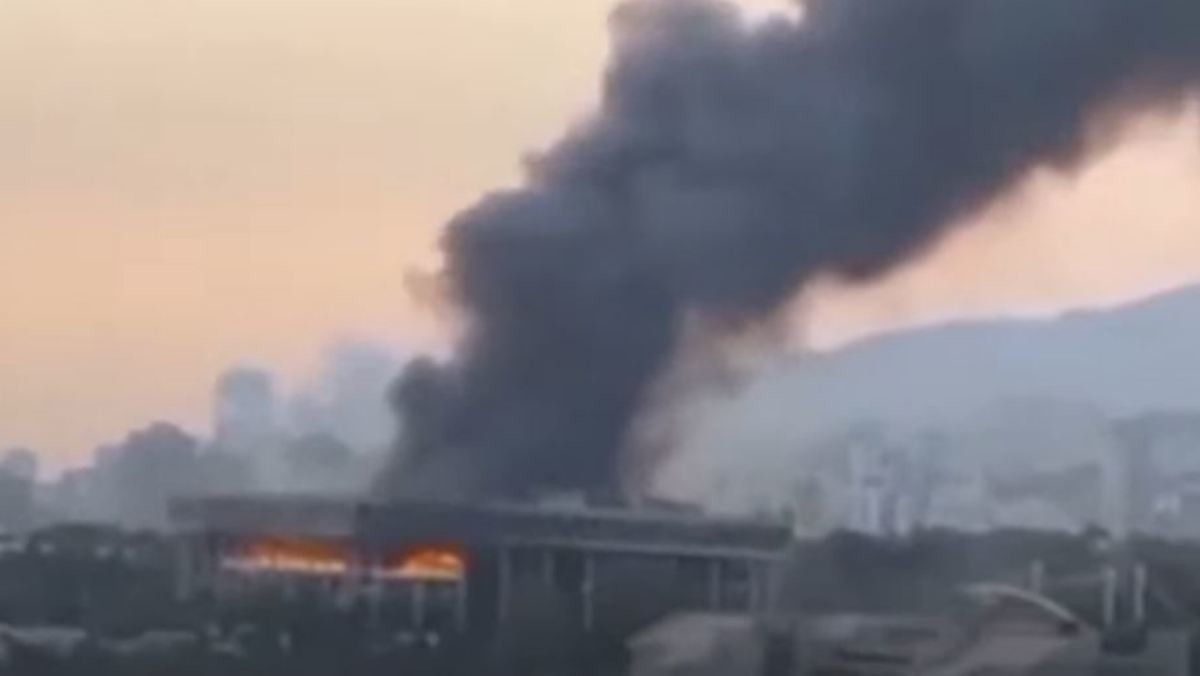 이란의 수도 테헤란 상공에서 폭발 이후 연기가 치솟고 있는 모습. / JTBC News 캡처