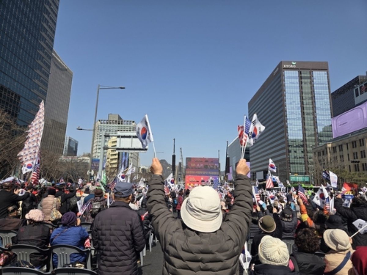 28일 대한민국바로세우기국민운동본부 주최로 열린 집회에서 참가자들이 태극기와 성조기를 흔드는 모습. / 연합뉴스