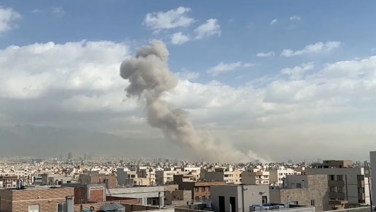 이란 수도 테헤란에서 굵은 연기가 피어오르고 있다. / BBC News 캡쳐