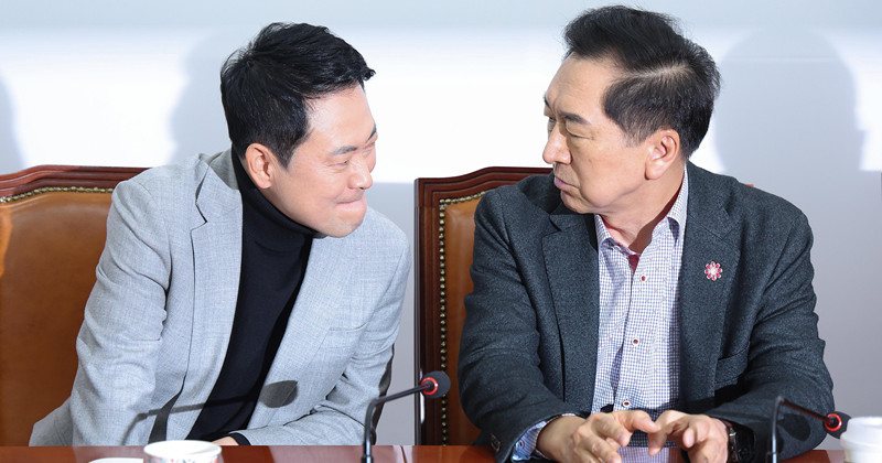 장동혁 국민의힘 대표가 26일 서울 여의도 국회에서 4선 이상 중진 의원 면담에서 김기현 의원과 대화하고 있다. / 뉴스1