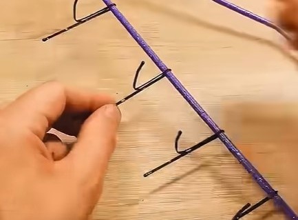 실핀은 생활 다양한 곳에서 활용될 수 있다.     옷걸이에 실핀을 여러 개 걸어두고, 실핀 끝쪽을 살짝 벌려 고리를 만들면 물건들을 걸어둘 수 있다.     / 유튜브 '1분순삭 - 숏츠맛집'