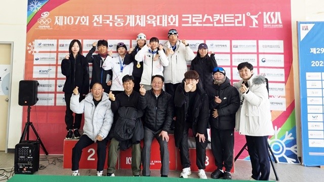 전남체육중·고등학교, 화순초 학생 선수들이 대회 1일 차인 25일 시상식 후 밝은 미소로 단체사진 촬영을 하고 있다.