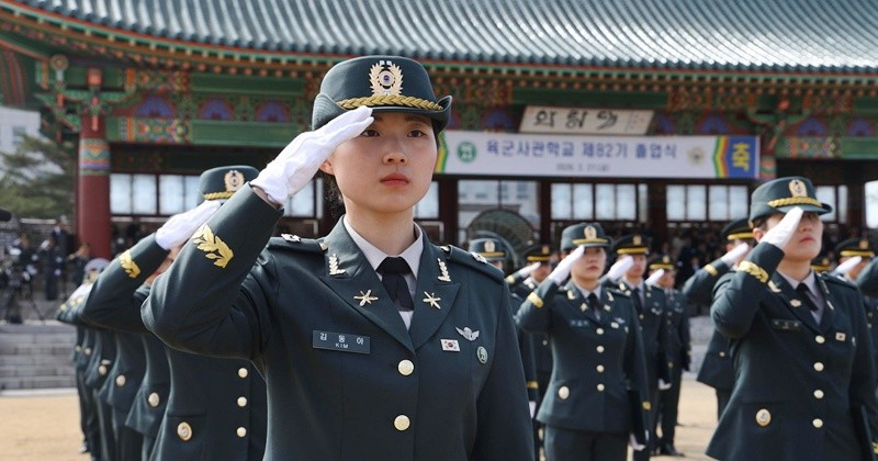 지난 2월 27일 서울 노원구 육군사관학교 화랑연병장에서 열린 육군사관학교 제82기 졸업식에서 생도들이 경례를 하고 있다. / 뉴스1