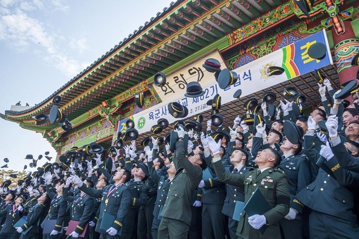 지난 2월 27일 서울 노원구 육군사관학교 화랑연병장에서 열린 육군사관학교 제82기 졸업식에서 생도들이 경례를 하고 있다. / 뉴스1