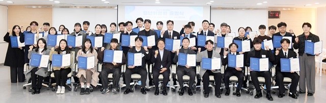 강기정 광주광역시장이 26일 오후 시청 중회의실에서 열린 제11기 청년위원회 출범식에 참석해 위촉장을 수여한 후 참석자들과 함께 기념촬영을 하고 있다. /광주광역시 제공