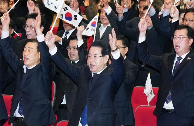 김영록 전라남도지사가 1일 전남도청 김대중강당에서 열린 ‘제107주년 3·1절 기념식’에서 참석자들과 만세 삼창을 하고 있다./전남도