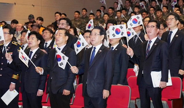 김영록 전라남도지사가 1일 전남도청 김대중강당에서 열린 ‘제107주년 3·1절 기념식’에서 참석자들과 삼일절 노래를 부르고 있다.