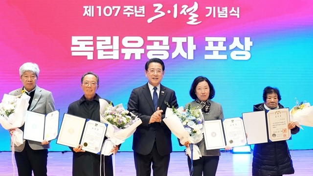 김영록 전라남도지사가 1일 전남도청 김대중강당에서 열린 ‘제107주년 3·1절 기념식’에서 유공자들에게 표창을 수여한 뒤 기념촬영을 하고 있다.