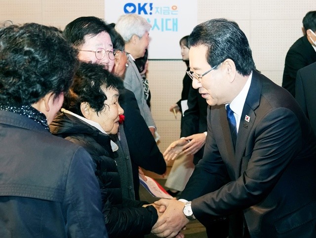 김영록 전라남도지사가 1일 전남도청 김대중강당에서 열린 ‘제107주년 3·1절 기념식’에서 독립유공자 후손들을 격려하고 있다.