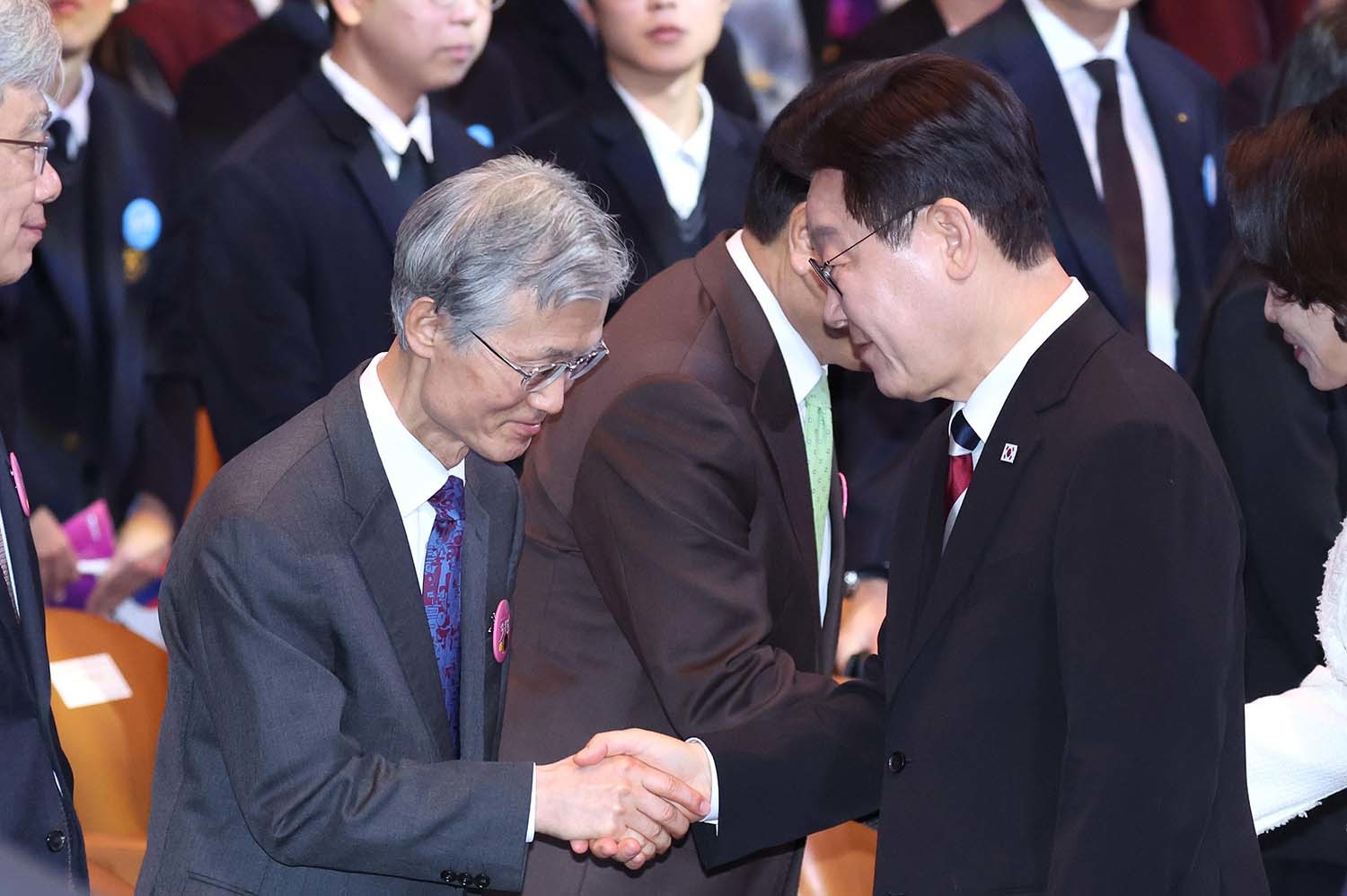 이재명 대통령이 1일 서울 강남구 코엑스에서 열린 제107주년 3·1절 기념식에서 조희대 대법원장과 악수를 나누고 있다. / 뉴스1