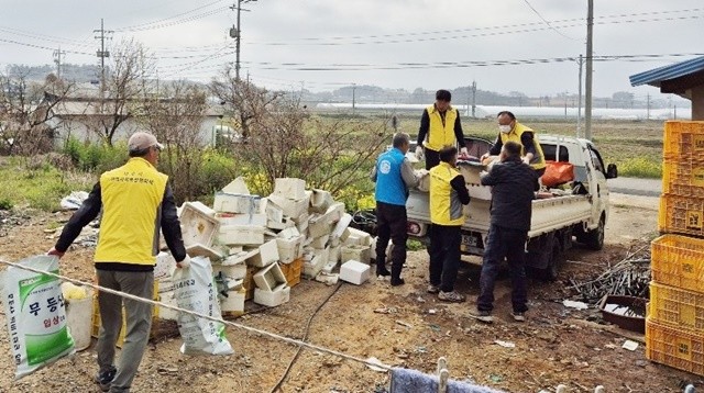 나주시 세지면지사협 위원들이 ‘말끔이 정비단’ 사업을 수행하고 있다