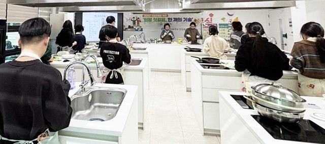 나주시가 보호대상아동의 건강한 자립을 돕기 위해 실시한 ‘희망 첫걸음, 한 끼의 기술’ 프로그램 참여 아동들이 샌드위치를 만들고 있다