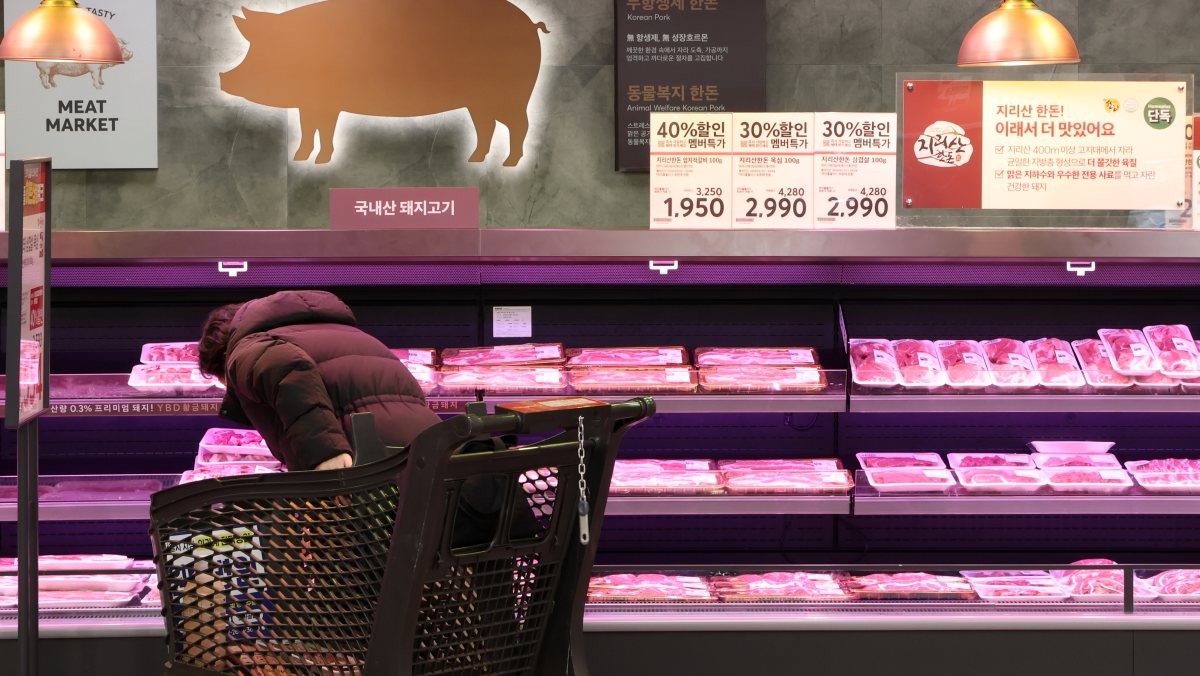 서울 시내 대형마트에서 시민들이 돼지고기 등 축산물을 살펴보고 있다. / 연합뉴스