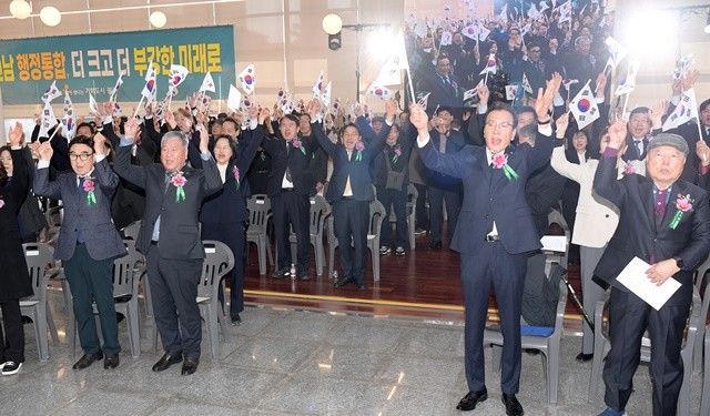 강기정 광주광역시장이 1일 시청에서 열린 제107주년 3·1절 기념식에서 만세삼창을 부르고 있다. /광주광역시 제공