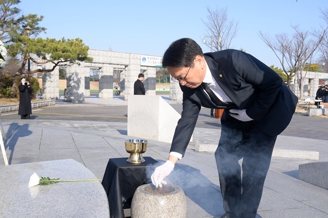 강기정 광주광역시장이 1일 제107주년 3·1절을 맞아 광주독립운동기념탑에서 헌화·참배하고 있다. /광주광역시 제공