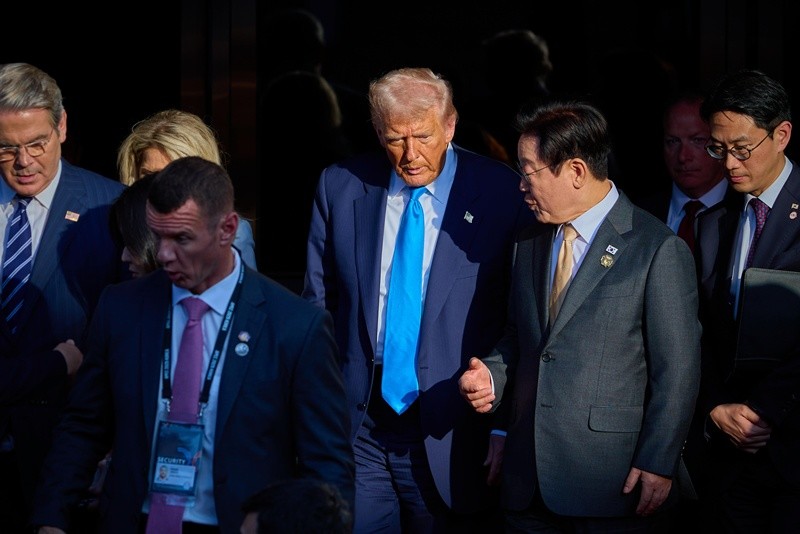 이재명 대통령이 지난해 10월 경북 경주박물관에서 열린 한미 정상회담을 마친 뒤 도널드 트럼프 미국 대통령을 배웅하고 있다. / 뉴스1