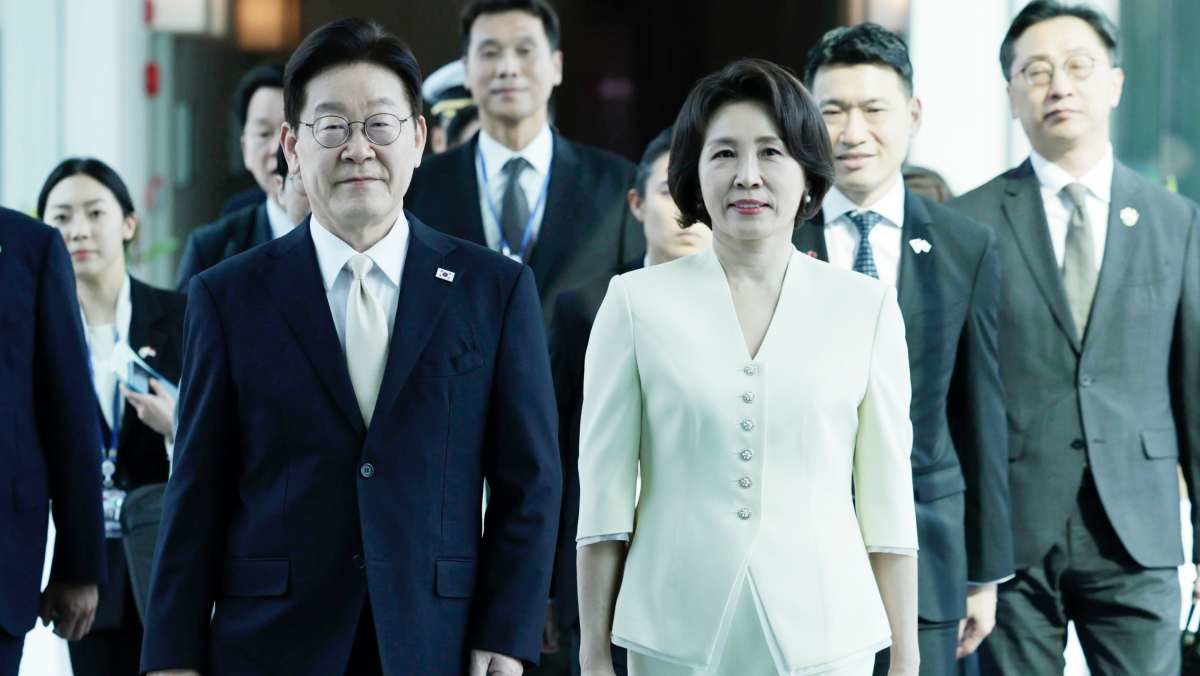 싱가포르 국빈 방문에 나선 이재명 대통령과 김혜경 여사가 1일(현지 시각) 싱가포르 창이 국제공항에 도착해 발걸음을 옮기고 있다. / 뉴스1