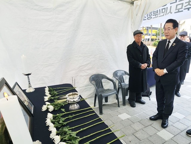 김영록 전라남도지사가 1일 3·1절 기념행사 후 도청 앞에 조성된 대불산단 중대재해 이주노동자 추모 시민분향소를 찾아 조문하고 있다.