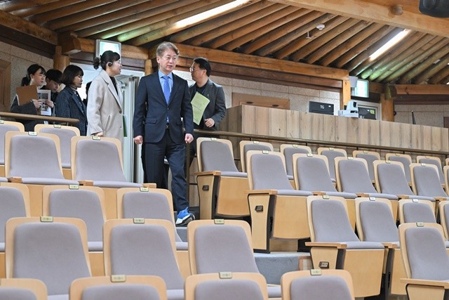 김이강 광주 서구청장이 25일 리모델링 준공을 앞둔 금호동 빛고을국악전수관에서 공연장, 전수실 등 시설 정비 현황 및 재개관 준비 상황을 점검하고 있다. 광주 서구 제공
