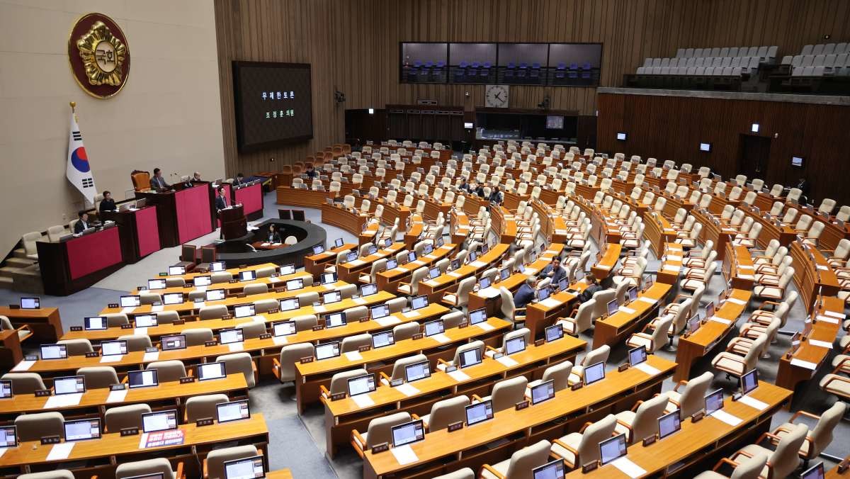 조정훈 국민의힘 의원이 1일 서울 여의도 국회에서 열린 제432회 국회(임시회) 제8차 본회의에서 국민투표법 전부개정법률안(대안) 수정안에 대해 무제한토론(필리버스터)을 하고 있다. / 뉴스1