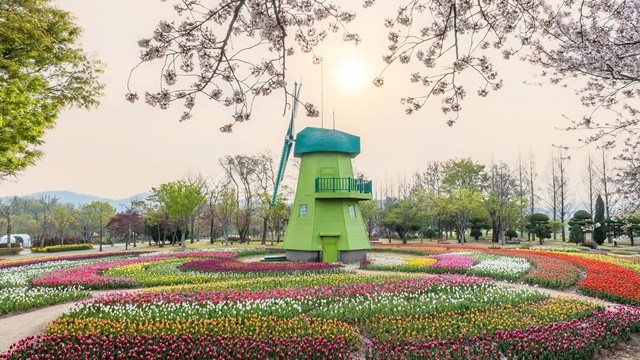 노을 지는 풍경의 네덜란드 정원