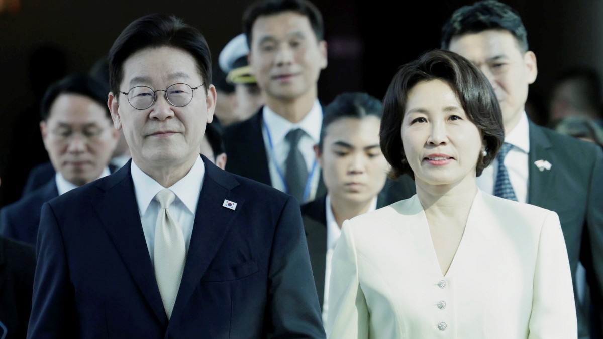 싱가포르 국빈 방문에 나선 이재명 대통령과 김혜경 여사가 1일(현지시각) 싱가포르 창이 국제공항에 도착했다. / 뉴스1