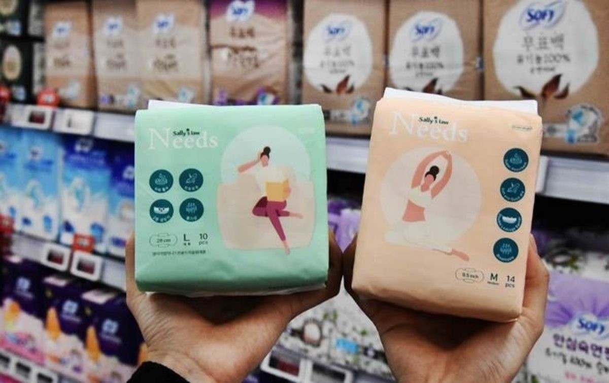 홈플러스 매대에 진열된 '샐리의법칙 니즈원 생리대'. / 홈플러스 제공