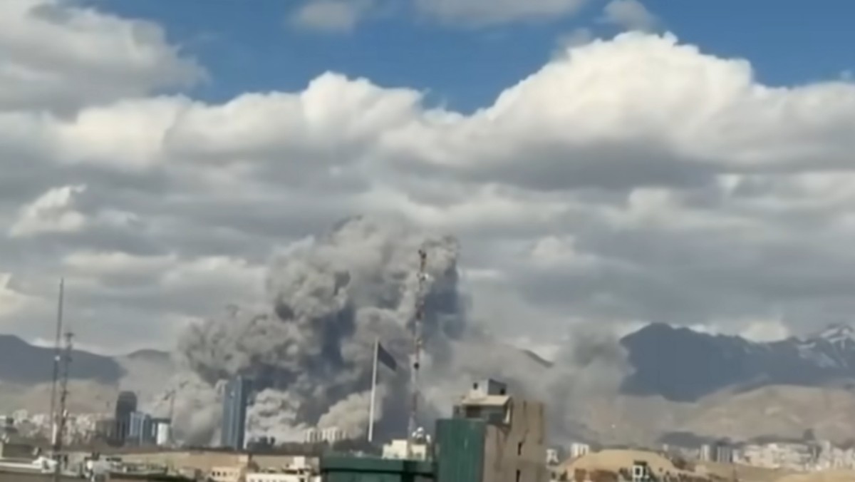 연기가 치솟는 이란 수도 테헤란 자료사진. / 유튜브 'Al Jazeera English'