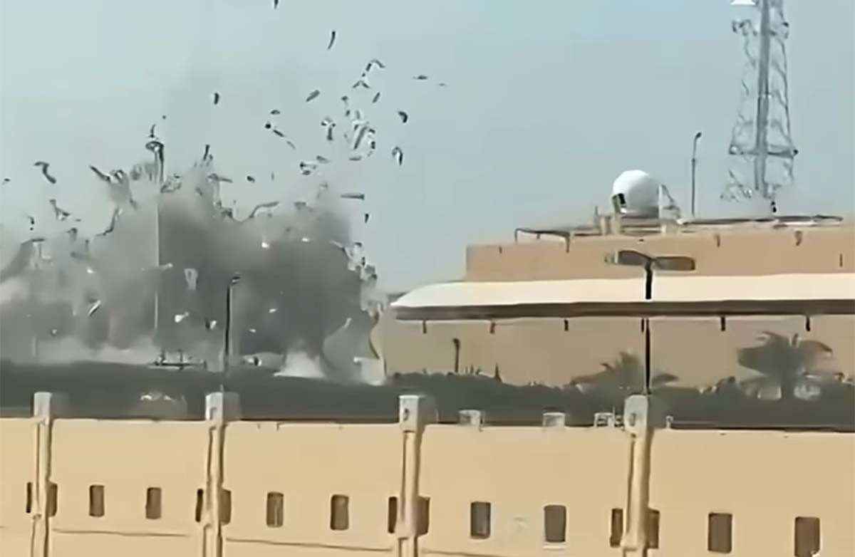 이스라엘의 공습에 대한 보복으로 이란이 바레인의 미군 기지를 공격했다. / '스트레이츠 타임즈' 유튜브 영상 캡처