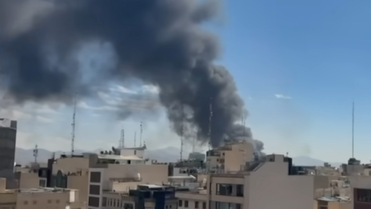 이란 수도 테헤란 곳곳에 연기가 피어나고 있는 자료사진. 미국과 이스라엘의 이란 공습으로 세계 경제 시장에도 불안감이 엄습하고 있다. 호르무즈 해협 운항 차질 우려로 유가가 배럴당 100달러를 넘어설 가능성도 제기됐다. / 유튜브 'Al Jazeera English'