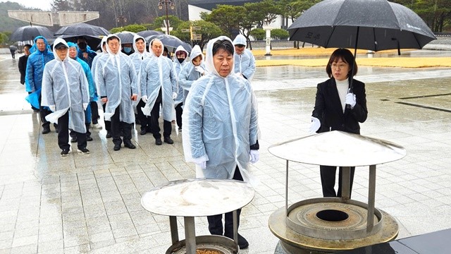 조승환 예비후보는 2일 오전 10시, 서구 주민 50여 명과 함께 국립 5·18 민주묘지를 참배했다.