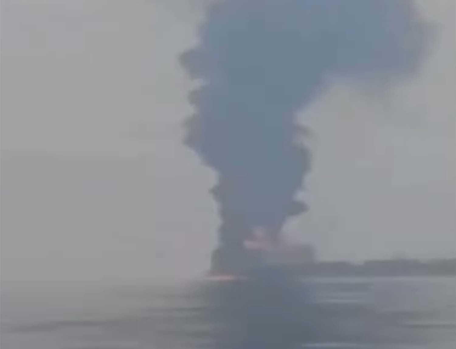 팔라우 국적의 유조선 스카이라이트호가 호르무즈 해협 인근 오만 해안에서 공격을 받은 것으로 알려졌다. 승무원 20명 전원은 안전하게 대피했다. 이번 사건은 걸프 지역 긴장이 고조되는 가운데 해상 안보에 대한 새로운 우려를 불러일으키고 있다. / 'CNN-News18' 유튜브