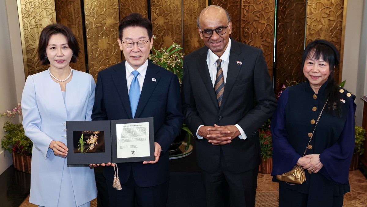 싱가포르를 국빈 방문 중인 이재명 대통령과 김혜경 여사가 2일(현지시각) 싱가포르 외교부에서 타르만 샨무가라트남 싱가포르 대통령에게 난초 증명서를 전달 받은 후 기념촬영을 하고 있는 모습. / 뉴스1