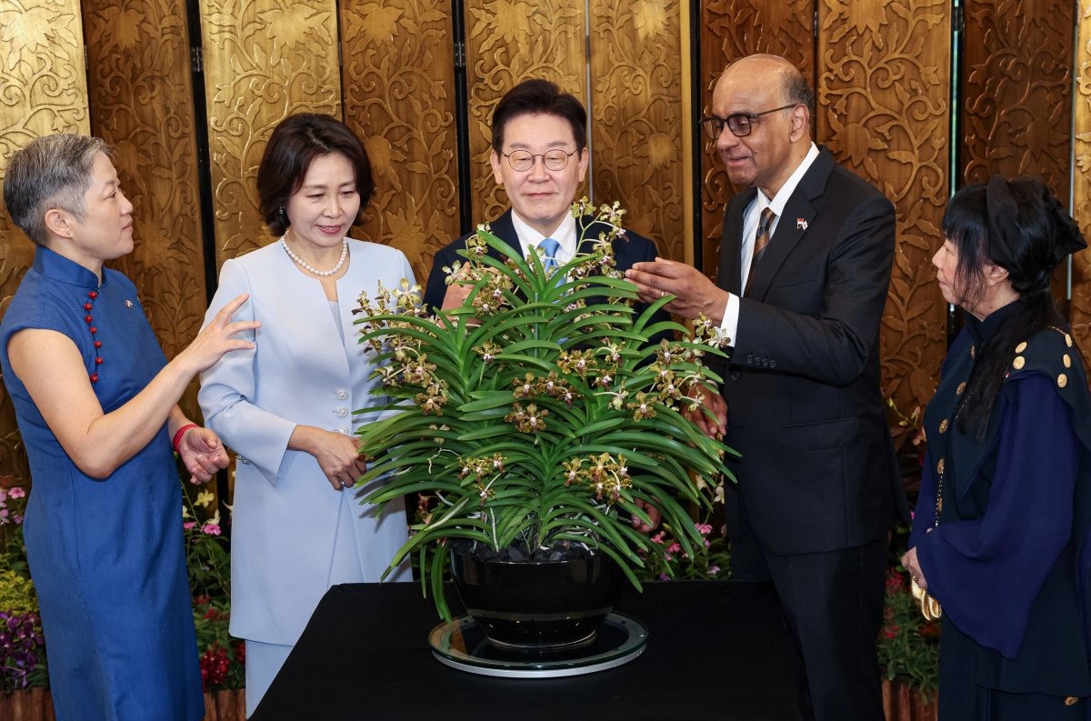 싱가포르를 국빈 방문 중인 이재명 대통령과 김혜경 여사가 2일(현지 시각) 싱가포르 외교부에서 타르만 샨무가라트남 대통령, 부인 제인 이토기 샨무가라트남 여사와 정상회담에 앞서 난초에 대한 설명을 듣고 있는 모습. / 뉴스1