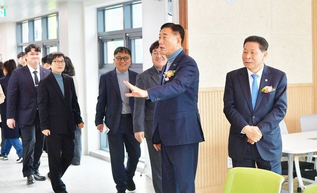 김한종 장성군수(중앙), 심민섭 장성군의회 의장(우측)이 아우름 내부를 살펴보며 의견을 나누고 있다. 장성군 제공