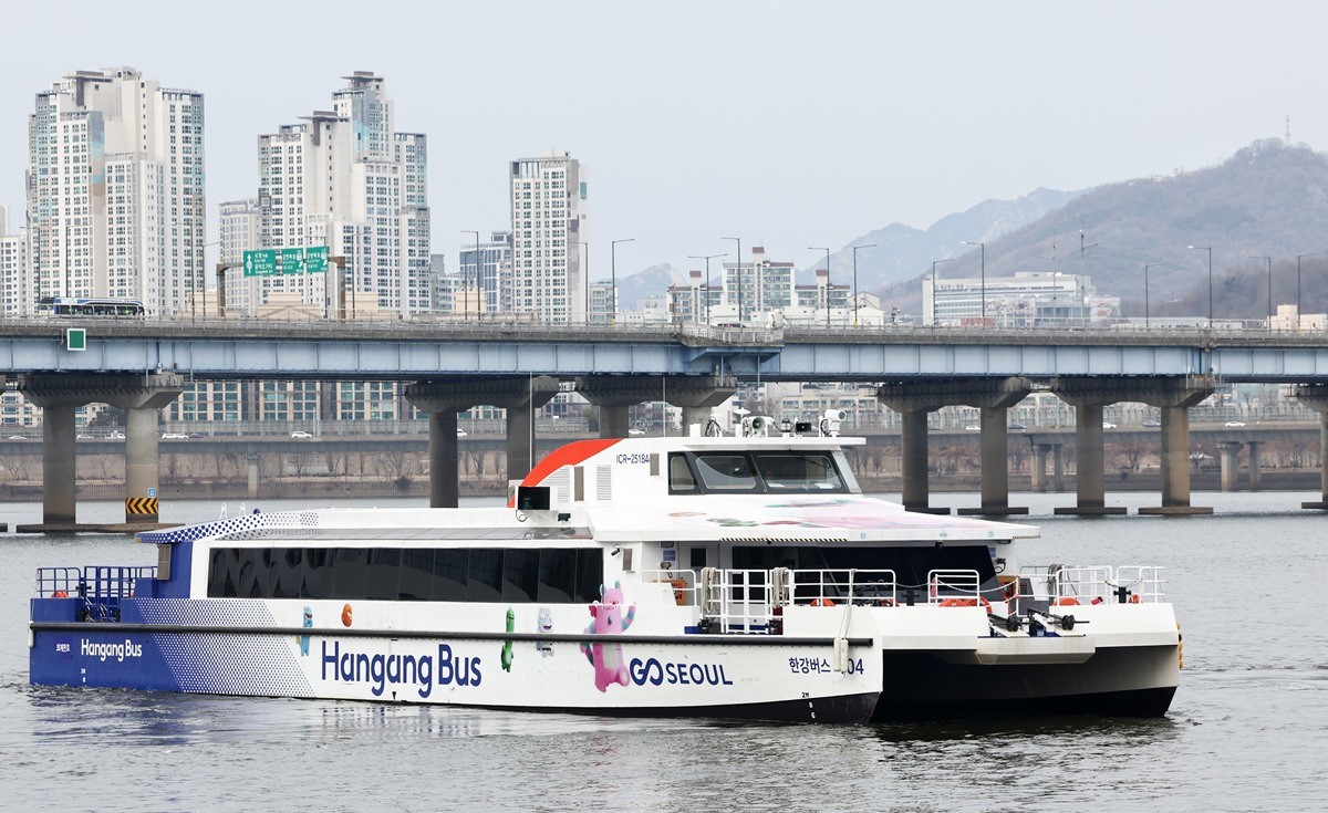 한강버스가 전 구간 운행을 재개한 1일 서울 영등포구 여의도선착장에서 한강버스가 출발하고 있다. 자료 사진 / 뉴스1