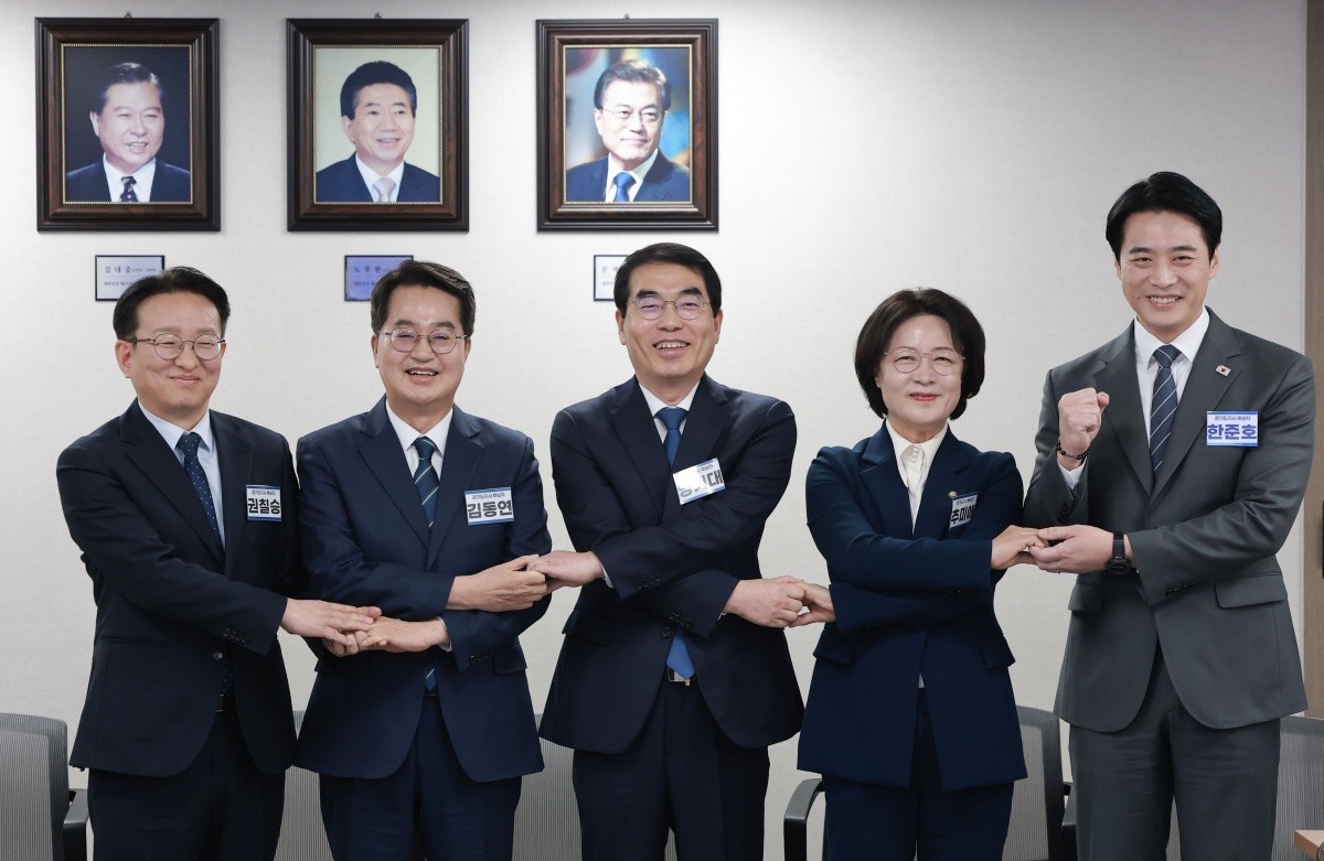 6·3 지방선거 경기도지사에 도전하는 더불어민주당 예비후보들이 24일 서울 영등포구 여의도 더불어민주당 중앙당사에서 열린 광역단체장 후보 면접에서 기념촬영하고 있다. 왼쪽부터 권칠승 더불어민주당 의원, 김동연 경기도지사, 양기대 전 더불어민주당 의원, 추미애·한준호 더불어민주당 의원. / 뉴스1